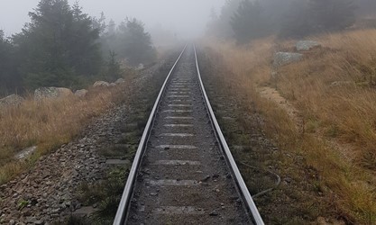 Schienen im Nebel