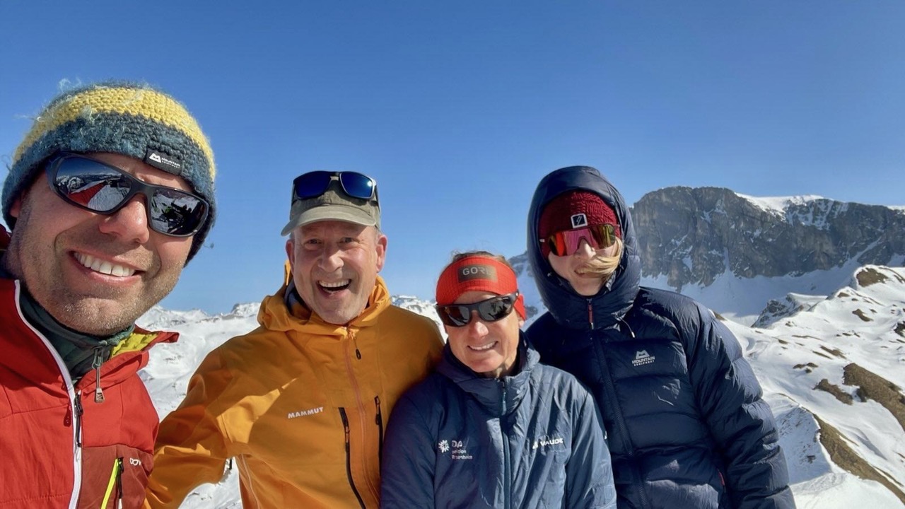 Sven (2. von links) mit der Fischsuppe bei unserer Fahrt nach St. Antönien letzten Winter
