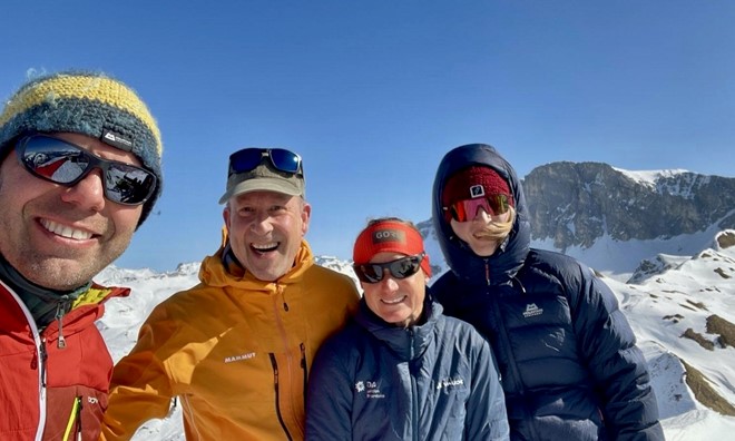 Sven (2. von links) mit der Fischsuppe bei unserer Fahrt nach St. Antönien letzten Winter